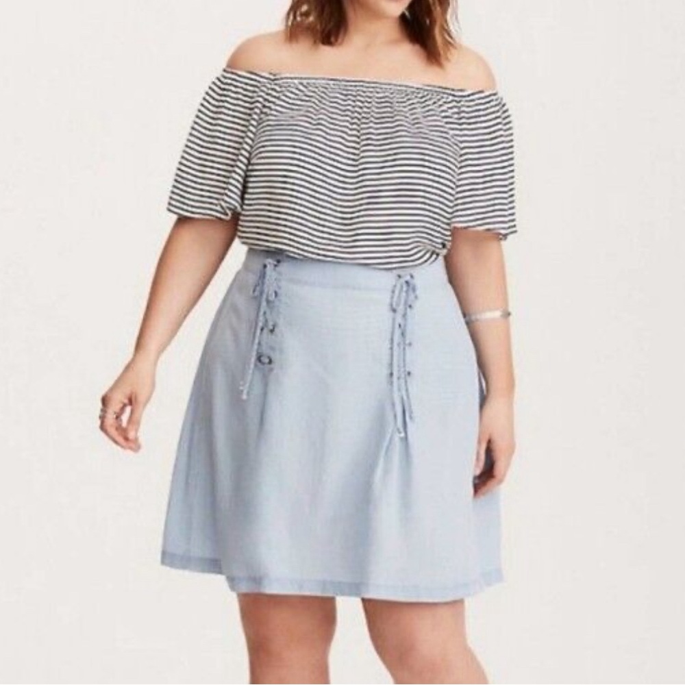 TORRID Chambray Lace Up Light Blue Skater Style Skirt EUC sz 14